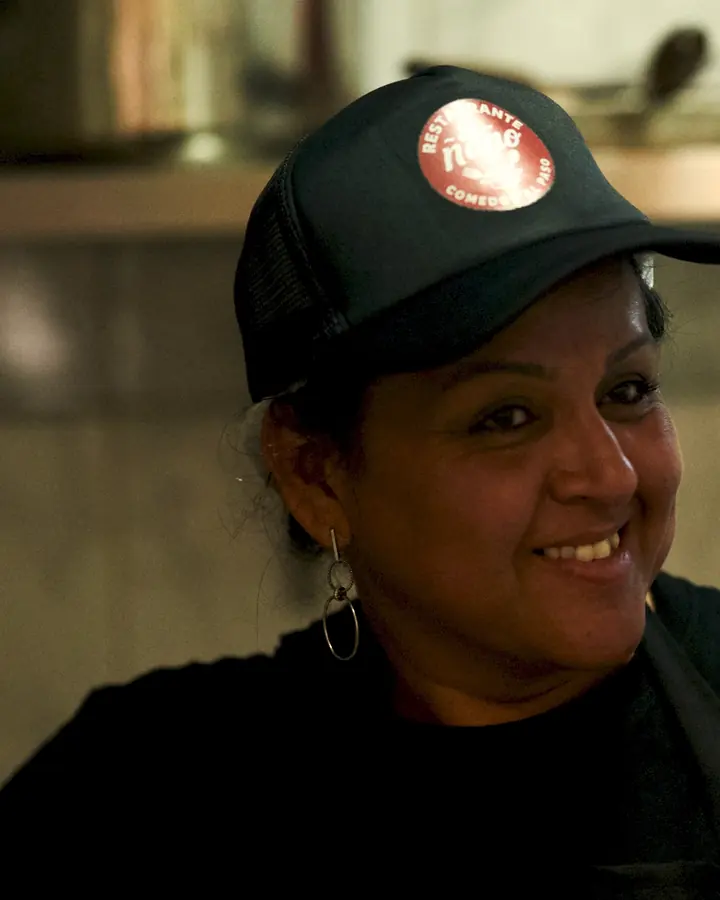 Cocinera de El Ñaño sonriendo en la cocina